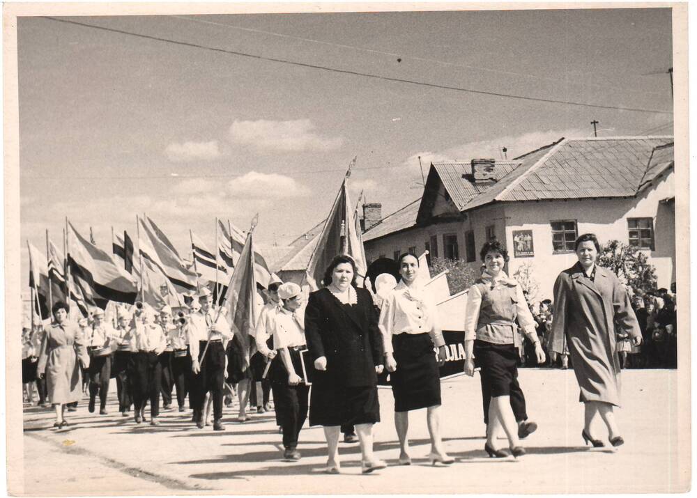 Черно-белая фотография демонстрации 1962год. Сафоново. Средняя школа №2.