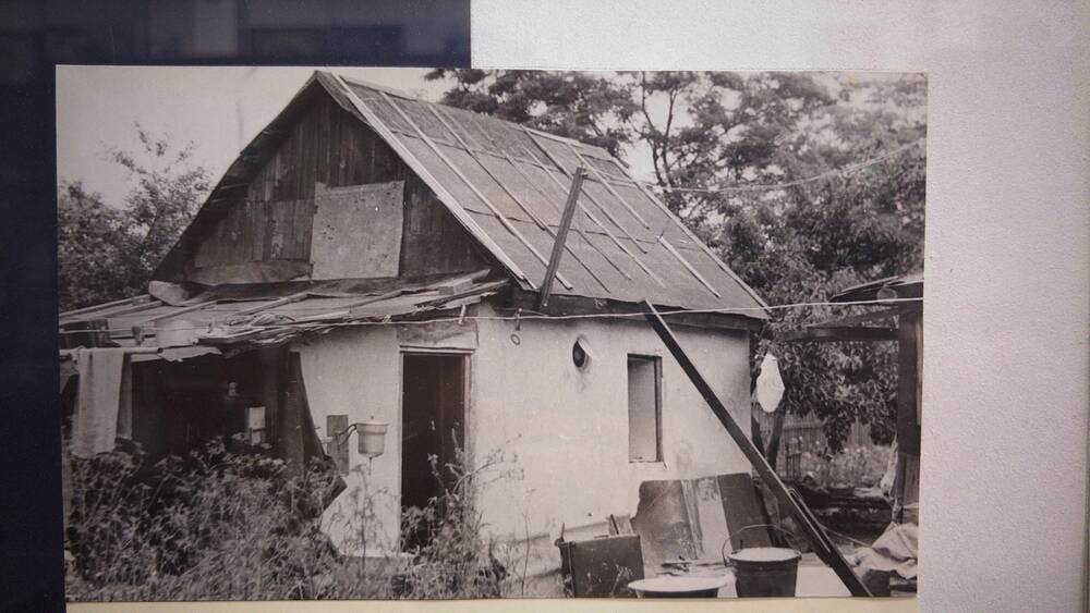 Фото черно-белое Дом Толстопятова В.П. на улице Пирамидной, в котором хранили оружие.