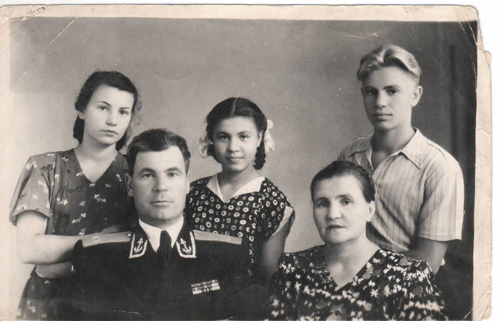 Фото групповое. Попов Р.М. с семьей: Мария Андреевна, дочери Тамара, Галина и сын Геннадий, 1950г.
