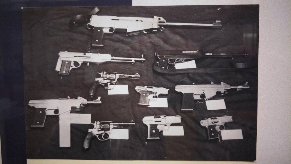 Фото черно-белое Оружие, изъятое у преступников