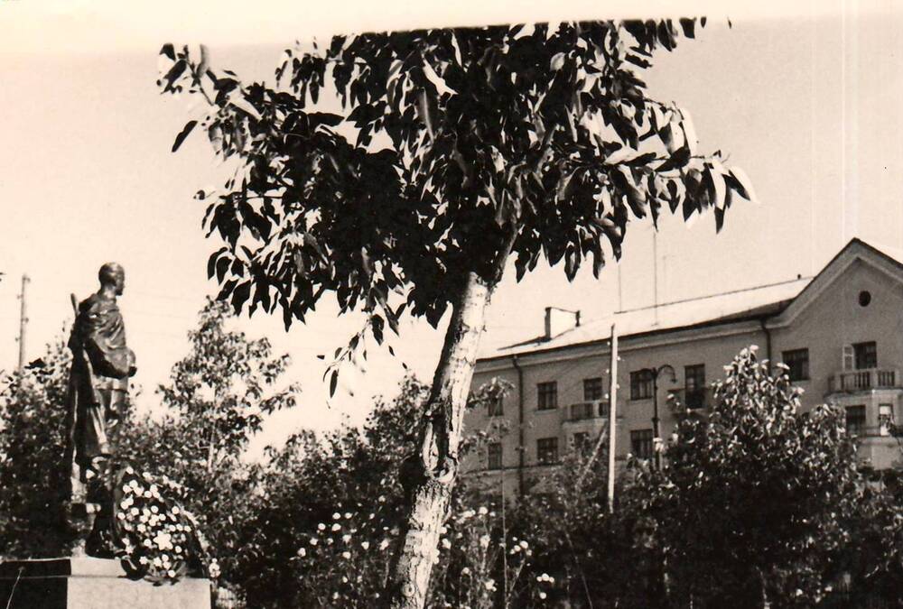 Черно-белая фотография братской могилы  города Сафоново .1964год.