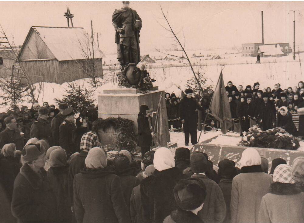 Черно-белая фотография митинга у Могилы№1 города Сафоново. 1958год.