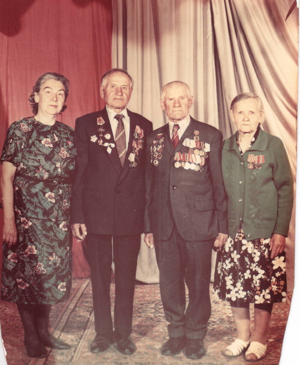 Фото групповое Балибардины  Петр и Павел Артемович с женами, 09.05.1995г.