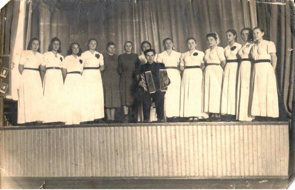 Фотография вокальной группы культпросветшколы г. Урюпинска, март 1954 г.