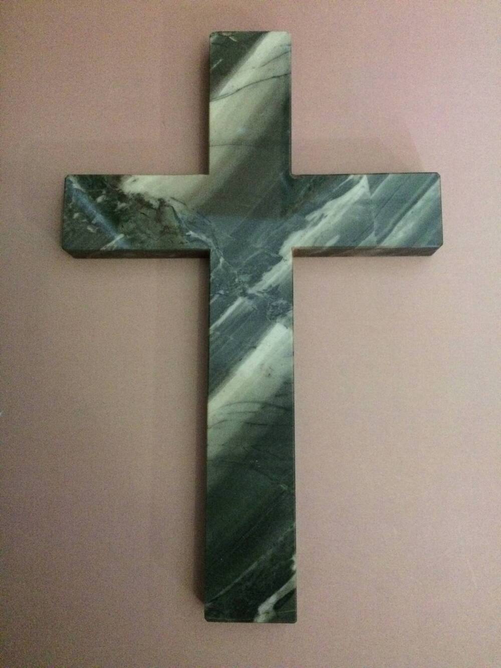 Крест из зелено-волнистой яшмы. Месторождение-Ревневское, Алтайский край
