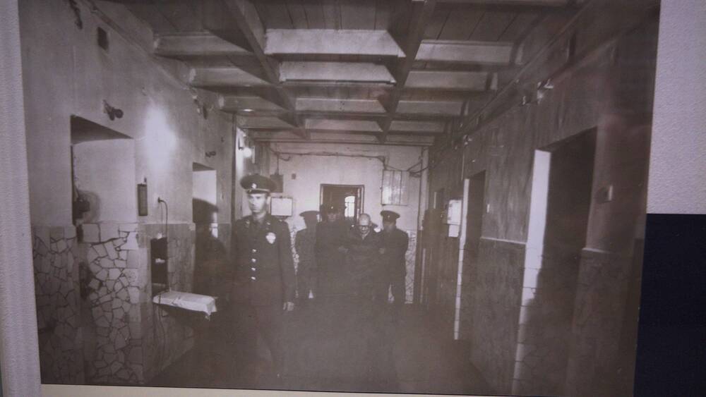 Фото черно-белое, групповое в рост Чикатило в тюрьме после вынесения приговора