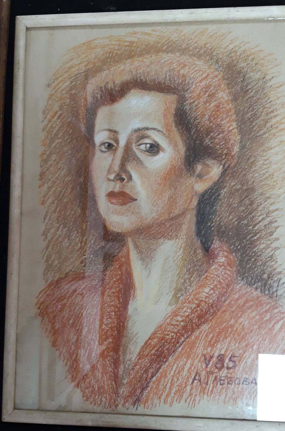 Картина в деревянной белой раме со стеклом. «Портрет неизвестной».