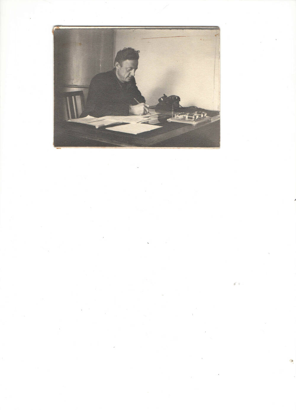Фотопортрет
Пупкова  Анатолия  Тихоновича,  сидящего  за  столом  в  кабинете  председателя  Большебрусянского  сельского  Совета  1957 г.