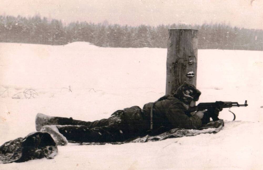 Фотография Ситникова В.Г. с надписью: Мамочка, это я на стрельбище в Боровичах 26.01.68 г. (зимнее время, лежит на снегу с автоматом).