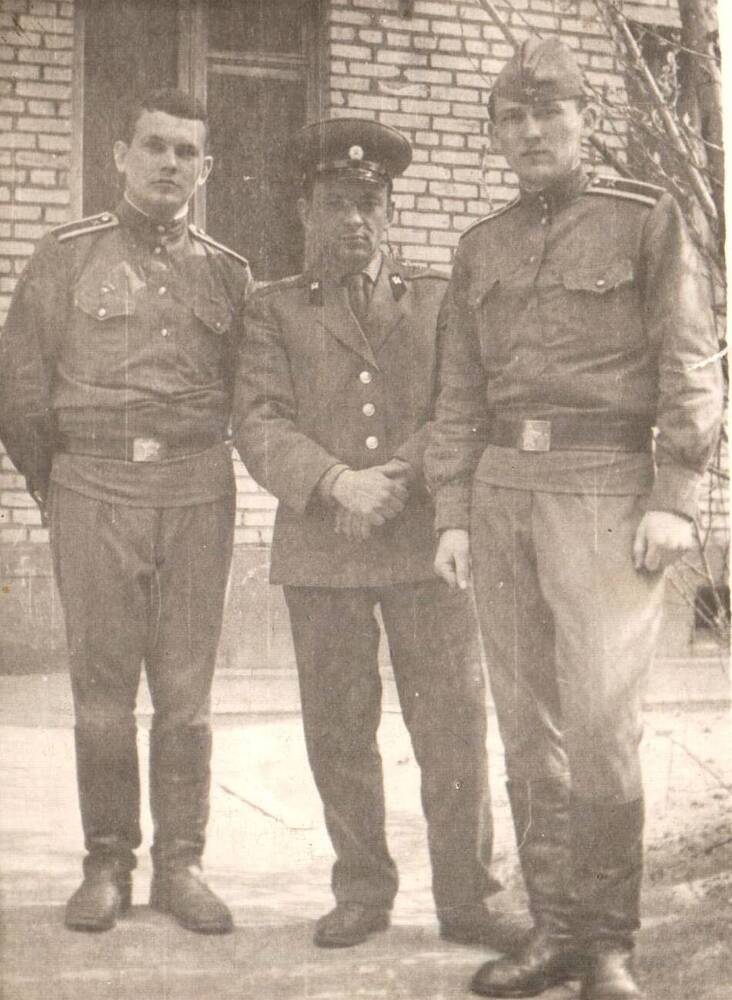 Фото групповое. Трое военных в форме. 1-й слева - Ситников В.Г. После сдачи вождения. 19.05.69 г.