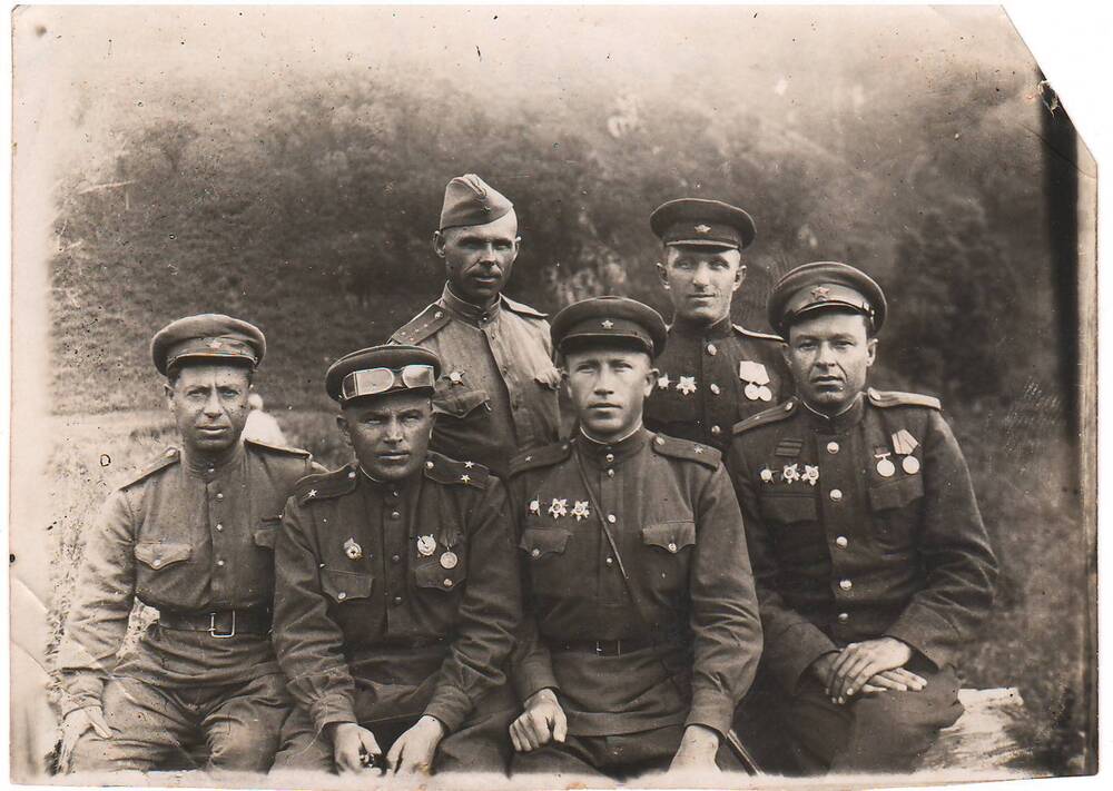 Фотография черно-белая группы военных. 7 августа 1945 года.