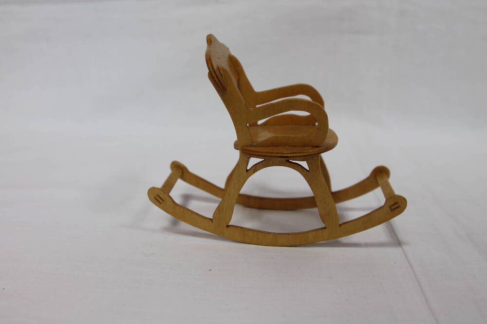 Кресло-качалка выполнена в миниатюрном размере
