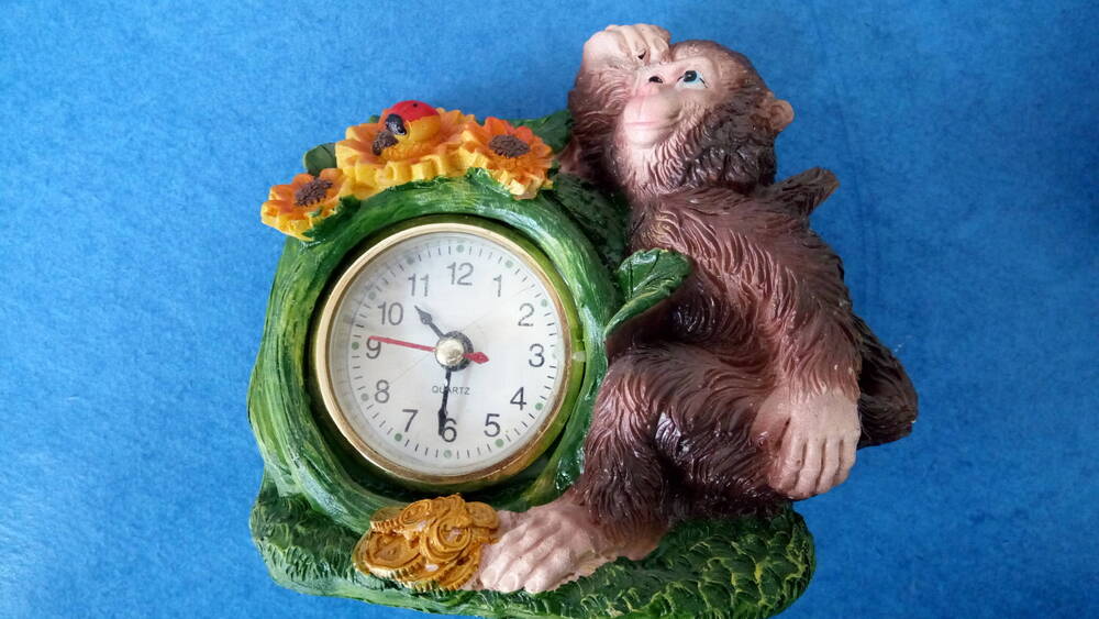 Настольные часы с обезьянкой