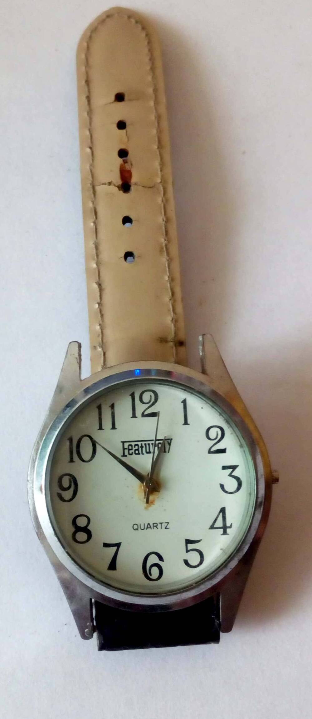 Часы наручные
механические  «FEATURGIY» в металлическом белом корпусе.
