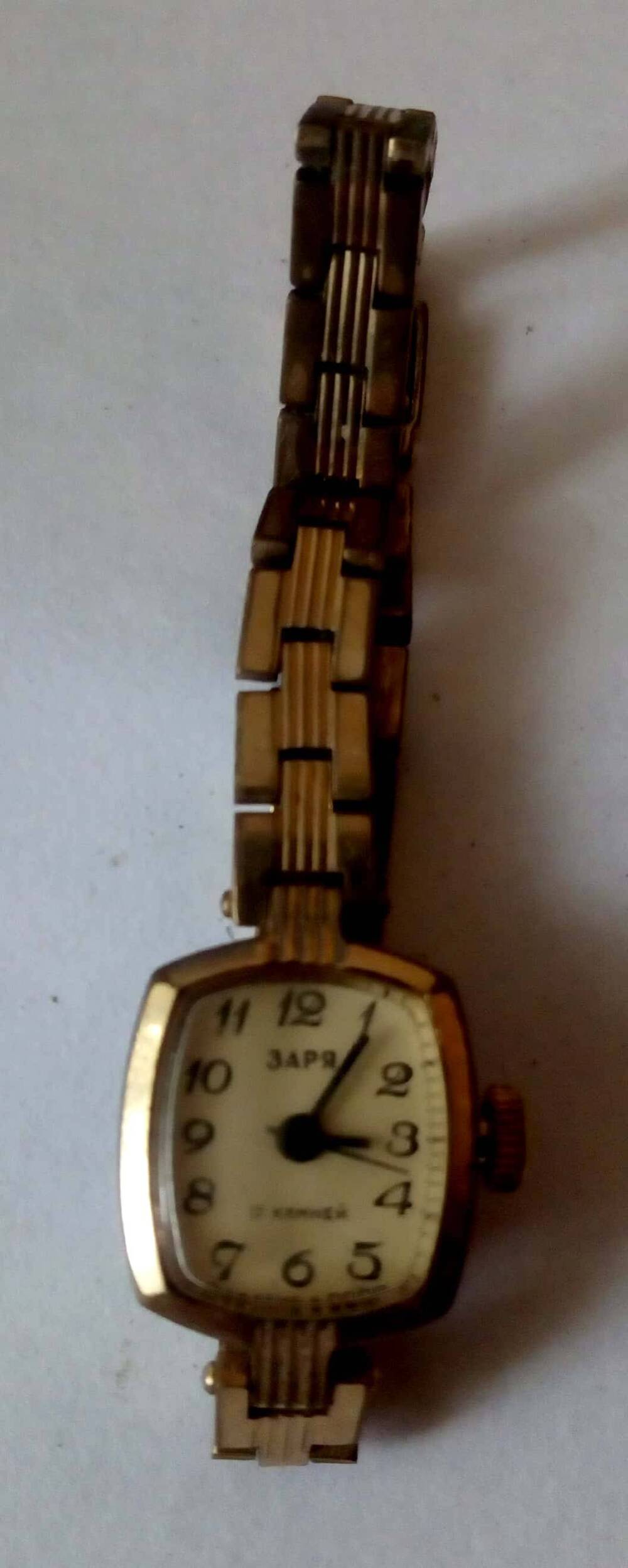 Часы наручные
механические  «Заря» в металлическом желтом. Пензенский часовой завод.