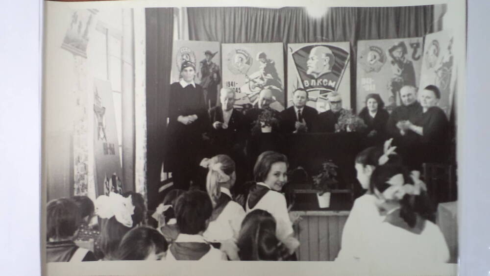 Фотография встречи первых назаровских комсомольцев с пионерами