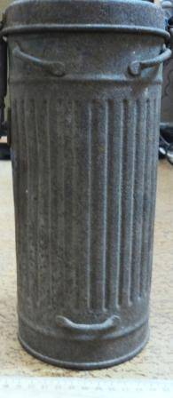 Термос немецкий, цилиндрической формы с крышкой для противогаза