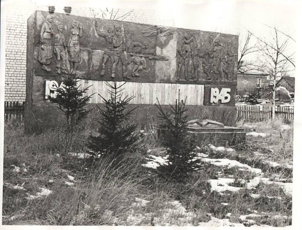 Фотография. Памятник в честь Победы в Великой Отечественной войне, село Акузово, 1995 г