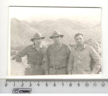 Фото групповое. Слева воин – интернационалист  Сагидуллин Равиль Ахмадутдинович рядом с боевыми товарищами  на фоне гор.