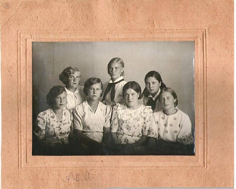 Фотография. Алимова В. Я. с девушками из школы ЦК ВЛКСМ. г. Свердловск, 1941 г.