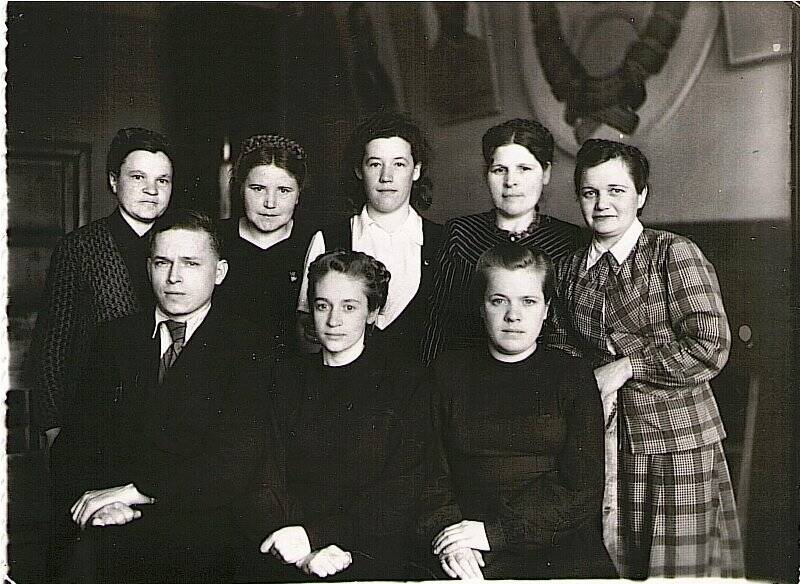 Фотография. Работники нарсуда 2 - го участка г. Березовский. Алимова В. Я. вторая слева в 1 - м ряду. март 1950 г
