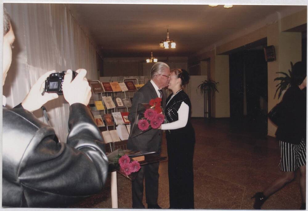 Фотография цветная, глянцевая. Изображен 
В.А. Кузнецов на мероприятии, посвященном награждению его книги золотой медалью Макарьевского фонда.