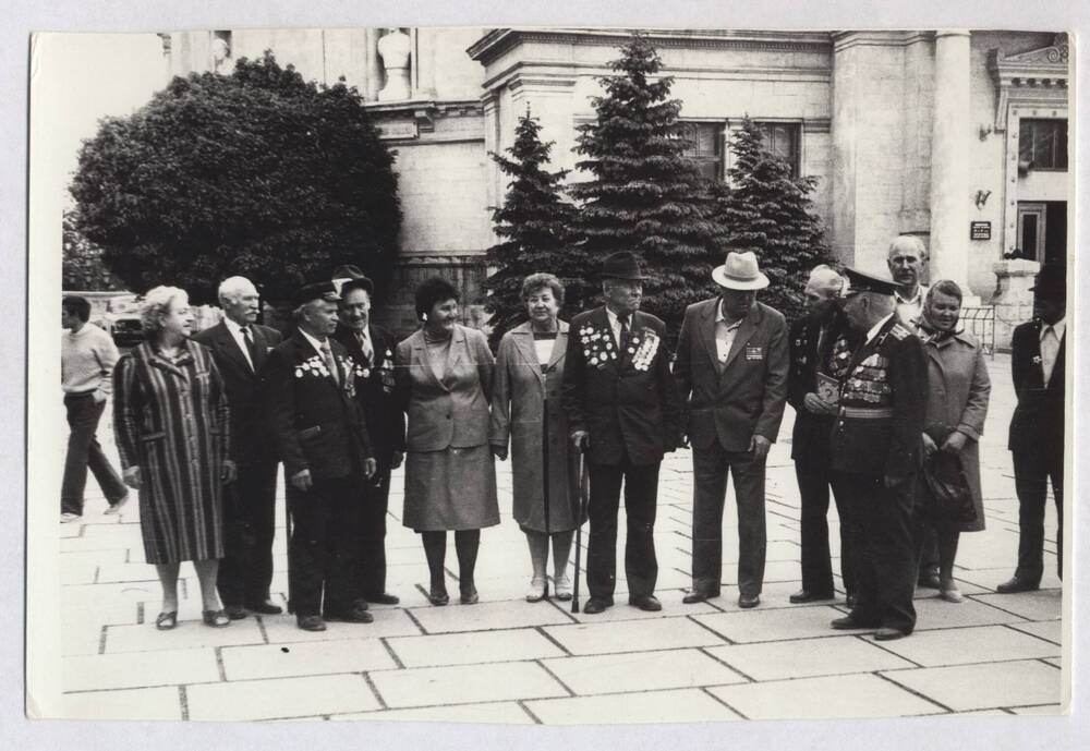 Фотография черно-белая, групповая. Изображена группа ветеранов Великой Отечественной войны на Сапун-горе,
г. Севастополь.