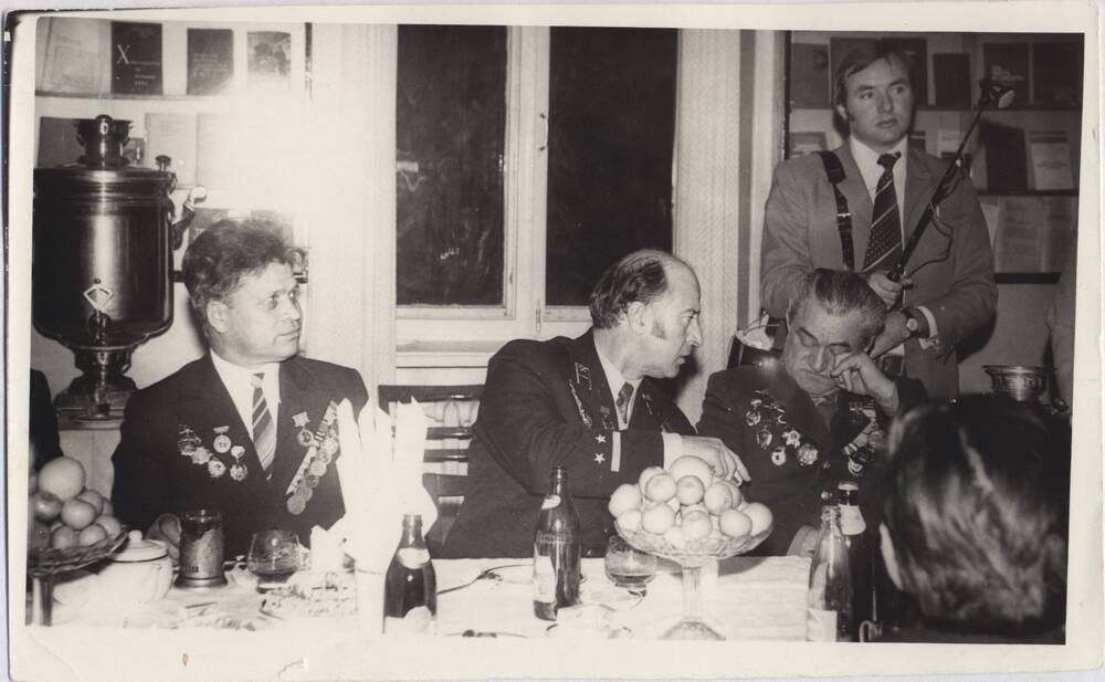 Фотография черно-белая, групповая. Изображены ветераны Великой Отечественной войны, сидящие за столом. Среди сидящих Онищенко В.П. 1977 г., 11 января.