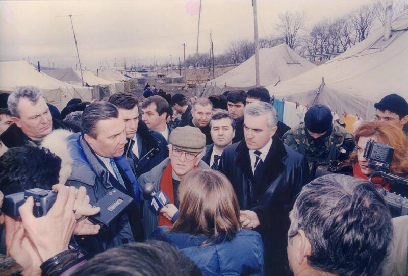 Фотография. Зязиков Мурат Магомедович в лагере беженцев с Лордом Джаддом