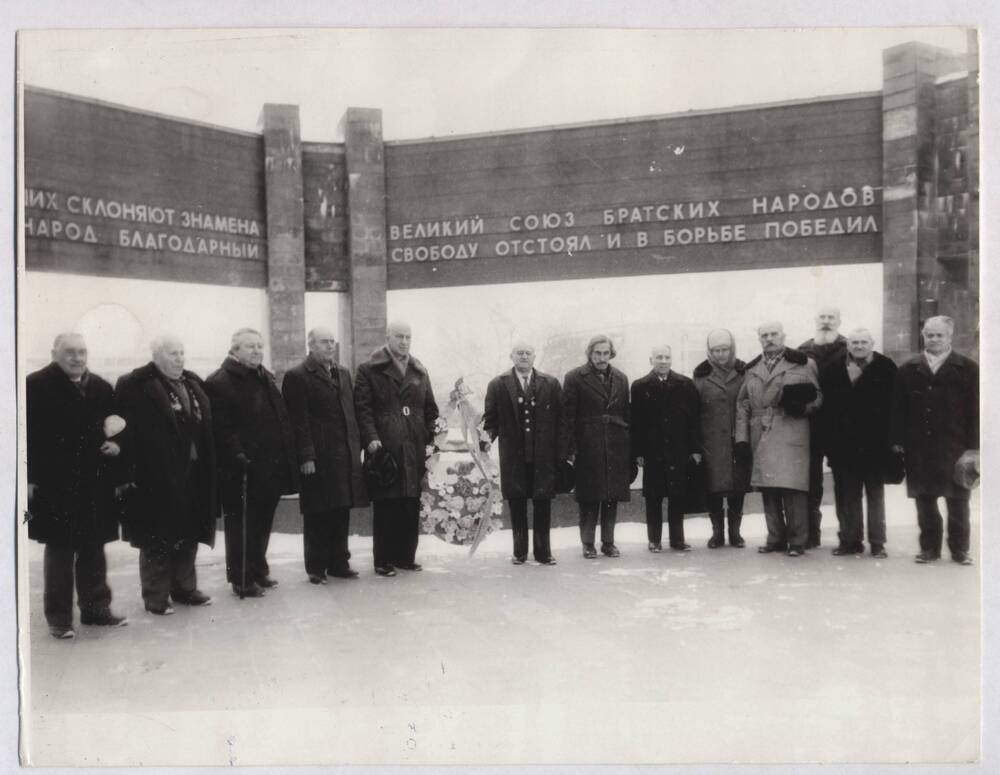 Фотография черно-белая, групповая. Изображены ветераны Великой Отечественной войны. Среди них: Онищенко В.П.