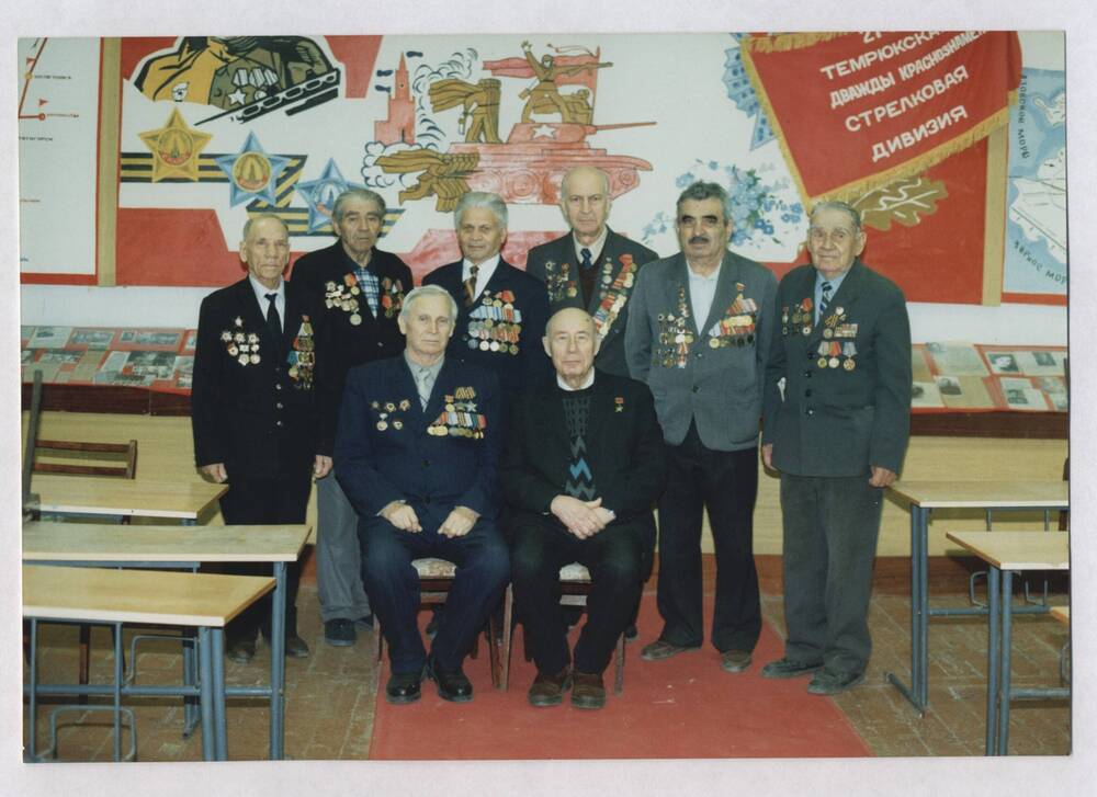 Фотография цветная, групповая. Изображена группа ветеранов Великой Отечественной войны. Среди них Онищенко В.П.