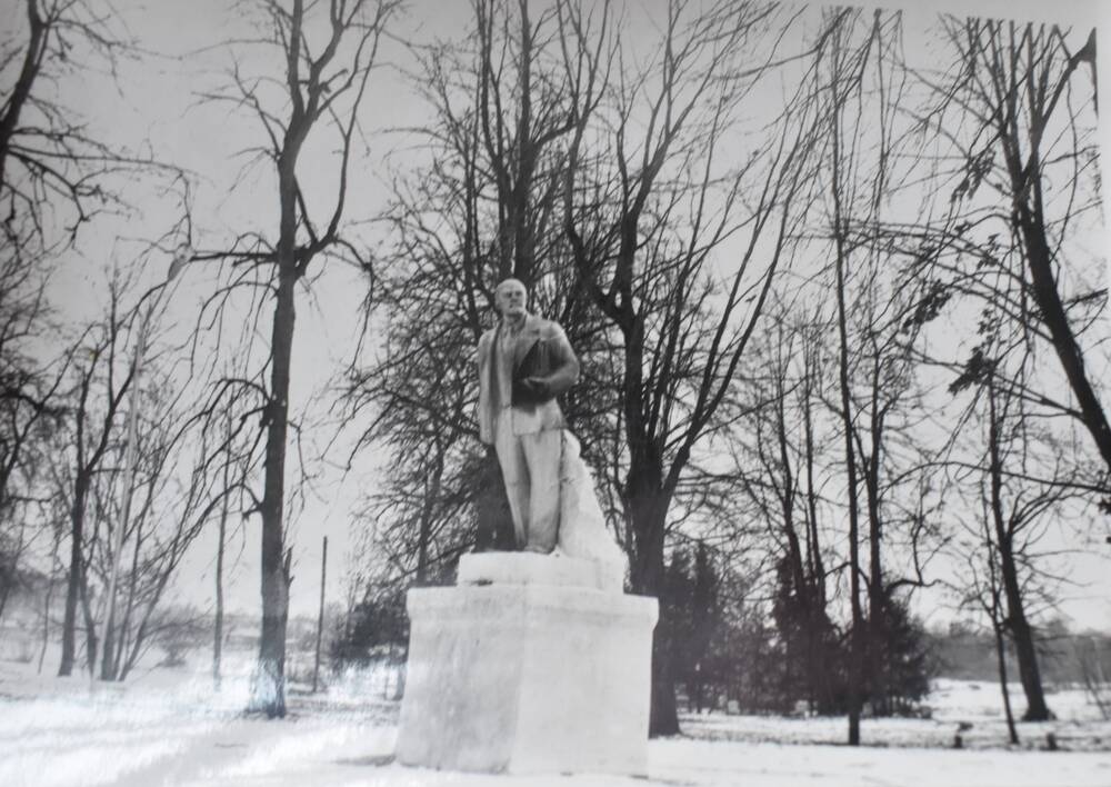 Фотография. Памятник В. И. Ленину в городском парке г. Жиздры