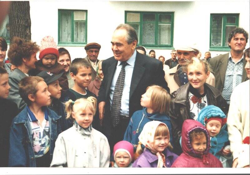 Фотография цветная. Минтимер Шарипович Шаймиев беседует с жителями Заинска.
