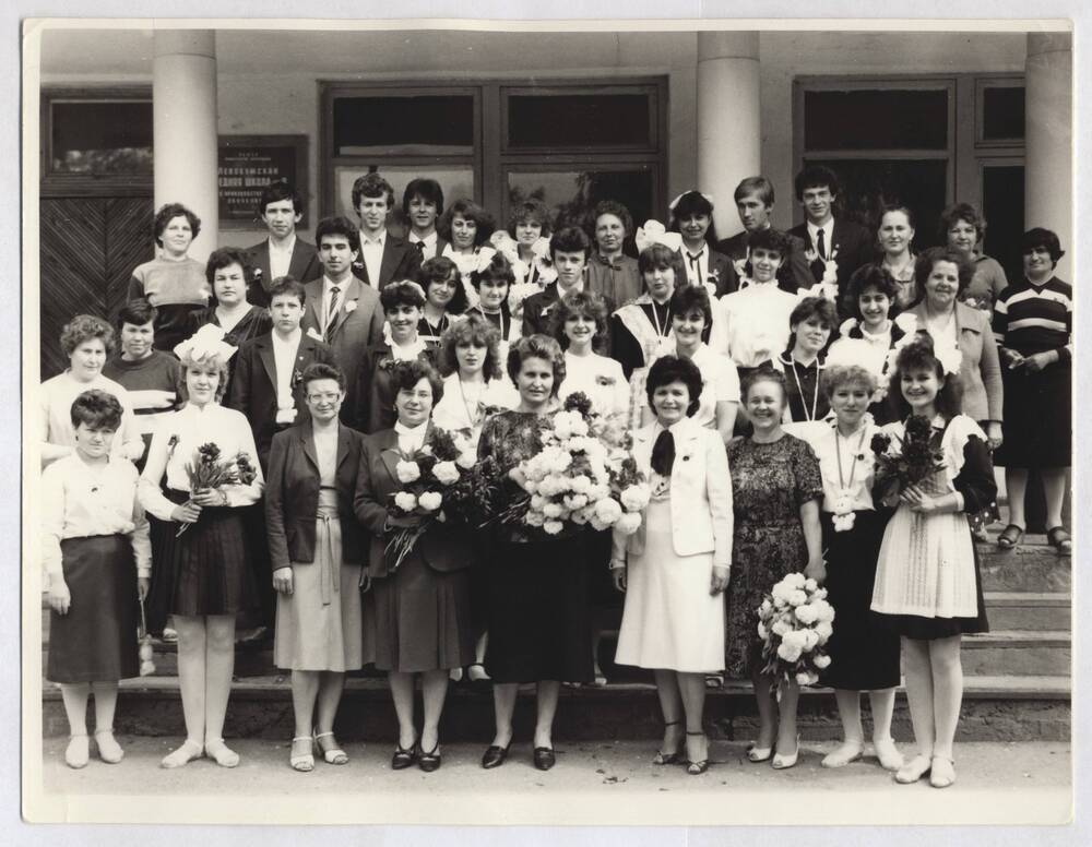 Фотопортрет. Учителя и учащиеся Левокумской средней школы.1988 г.