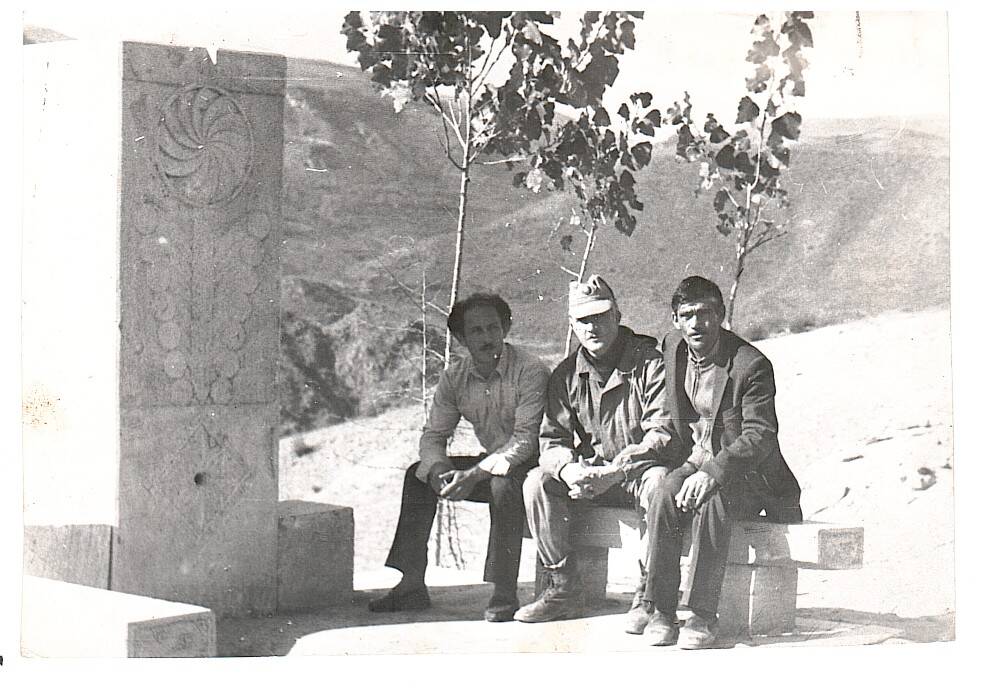 Фотография. Ларионов О. М. с жителями Азербайджана.
Граница. 1990 г.