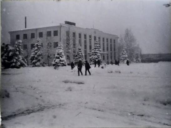 Фотография. Зима в городе Лабинске в 1991 году. Вид на здание Администрации города.