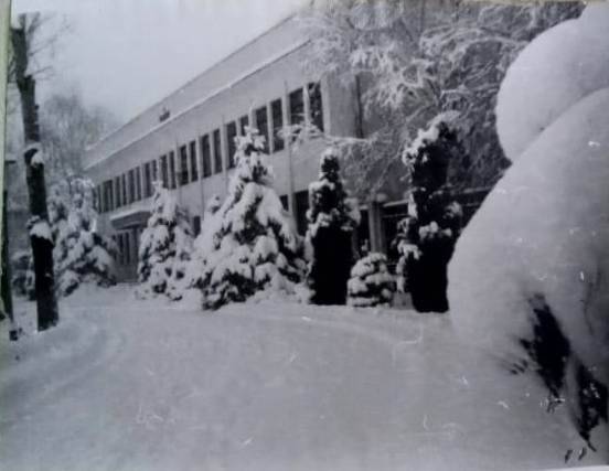 Фотография. Зима в городе Лабинске в 1991 году. Здание Администрации.