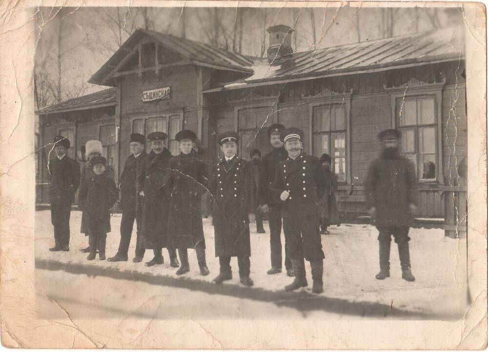 Фотография инженеры-железнодорожники на станции Сещинская в 1920 г.