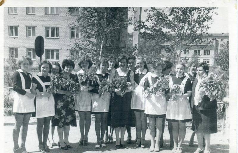 Фото. Выпускники Менделеевской средней школы №1 1981 года с учителями