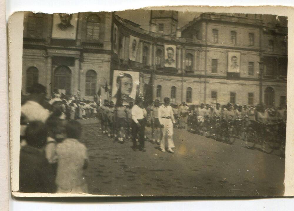 Фотография – Парад на плацу перед дворцом