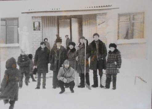 Фотопечать черно-белая. Школьники зимой у парадного входа школы-интерната с учителем Ерофеевым П.