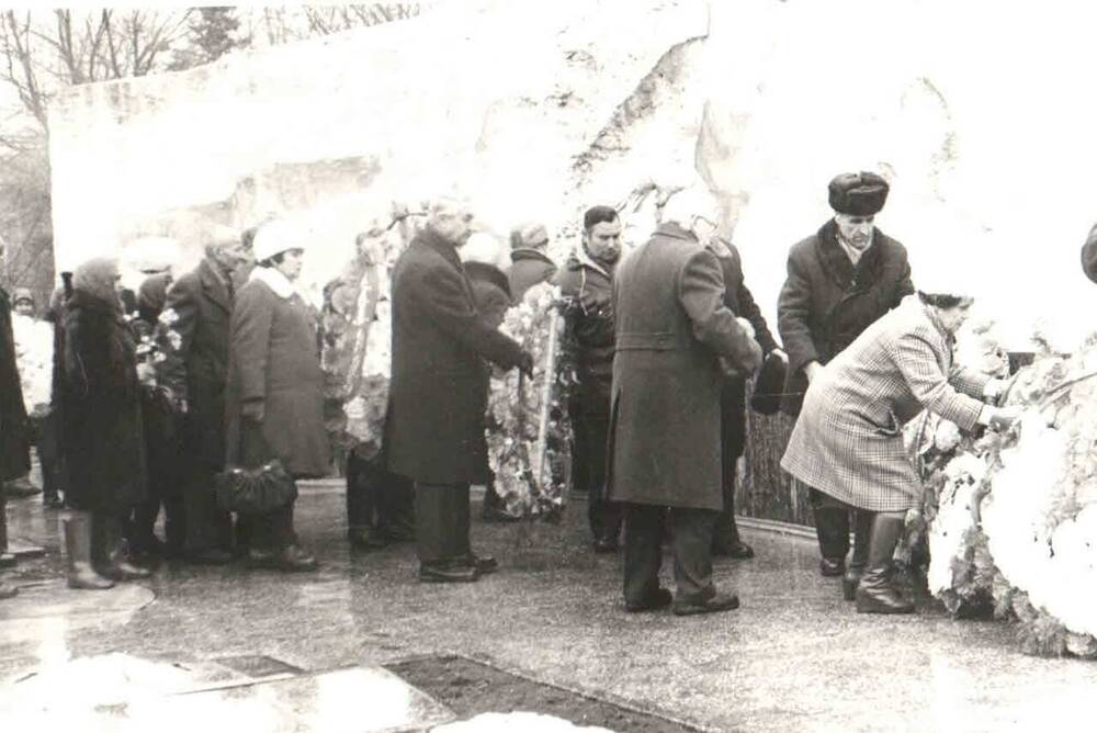 Фотография Возложение венков на пл. Победы 29.01.1983г.