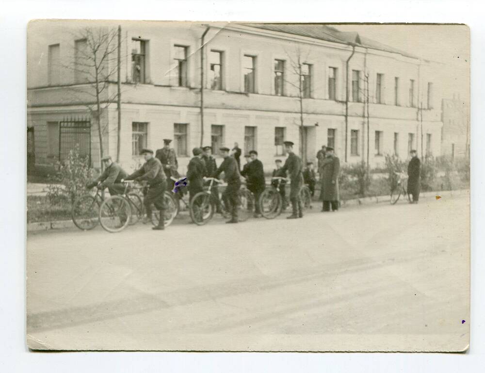 Фотография групповая - Соревнование сотрудников Гатчинского отделения милиции – заезд на велосипедах
