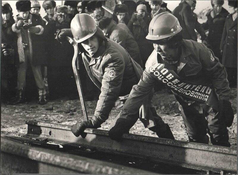 Фотография. Строители железной дороги