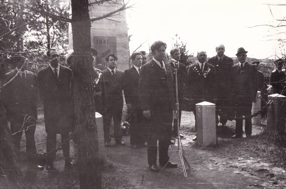 Фотография Митинг у обелиска на городском кладбище