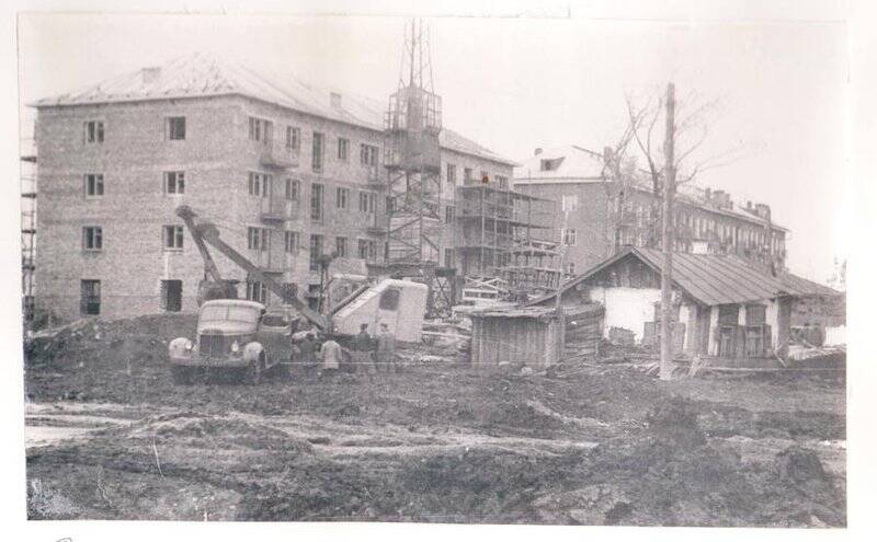 Фотография из альбома «История нашего города»: рытье котлована для строительства гостиницы