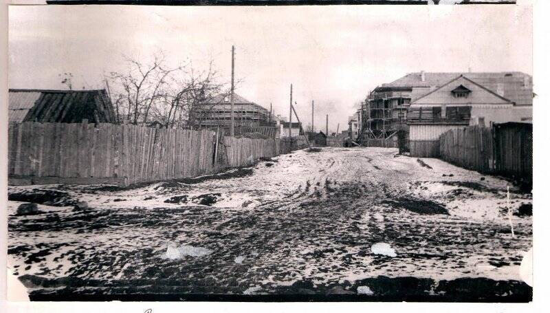 Фотография из альбома «История нашего города»: здесь построен первый пятиэтажный дом – ул. Гагарина д. 19 (бывшая ул. Зауралец)