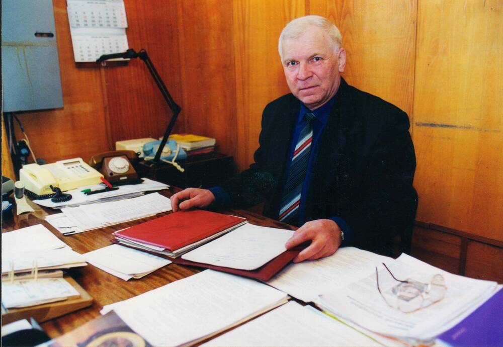 Фотография. Белов Евгений Михайлович(1949-2005), генеральный директор ОАО ЗХЗ им. М. В. Фрунзе за рабочим столом.