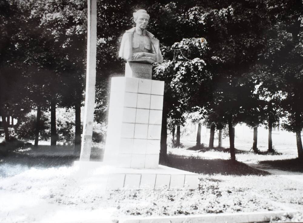 Фотография. Памятник Н. Островскому в Комсомольском сквере