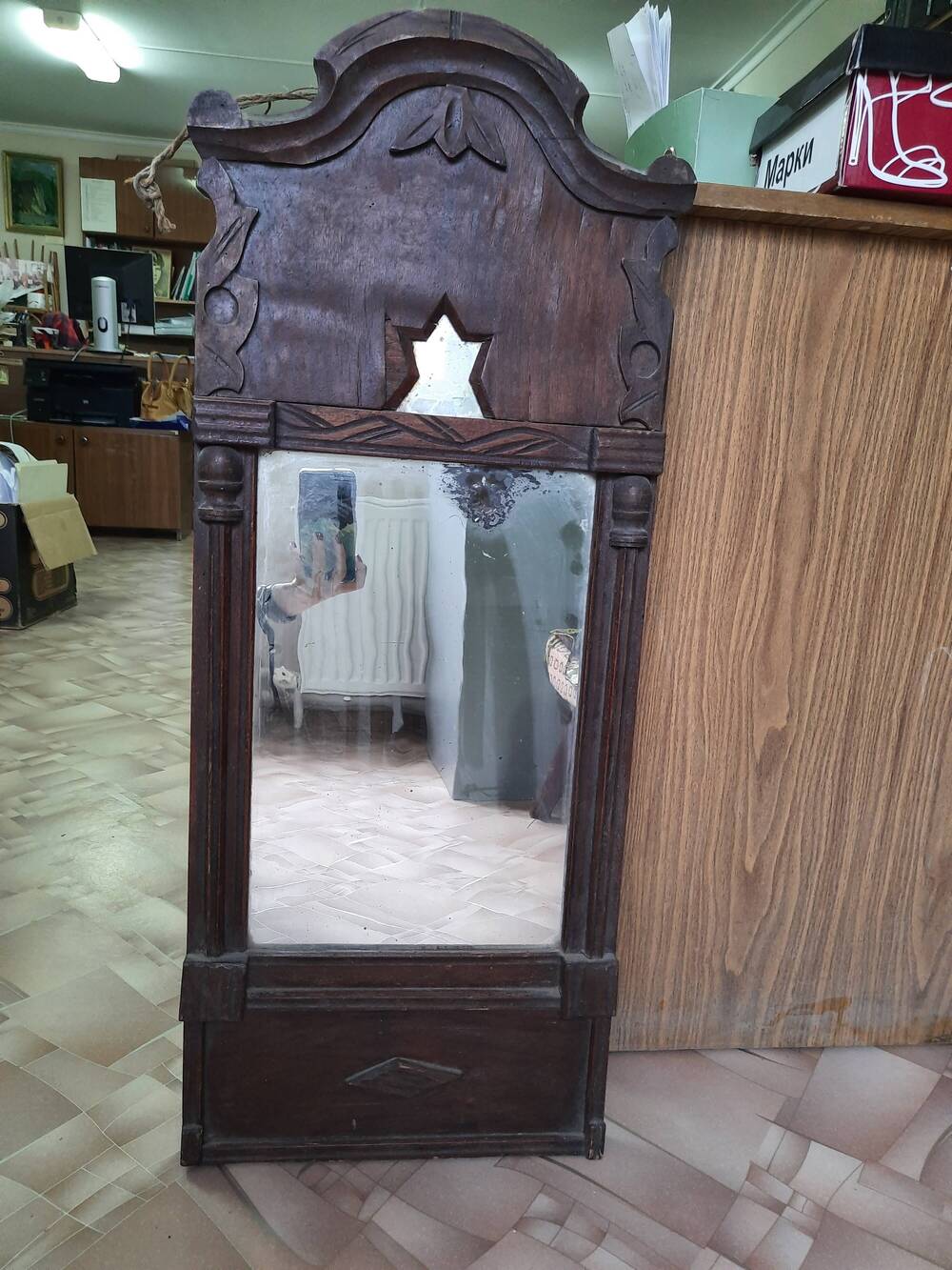 Зеркало, обрамленное резным деревянным окладом